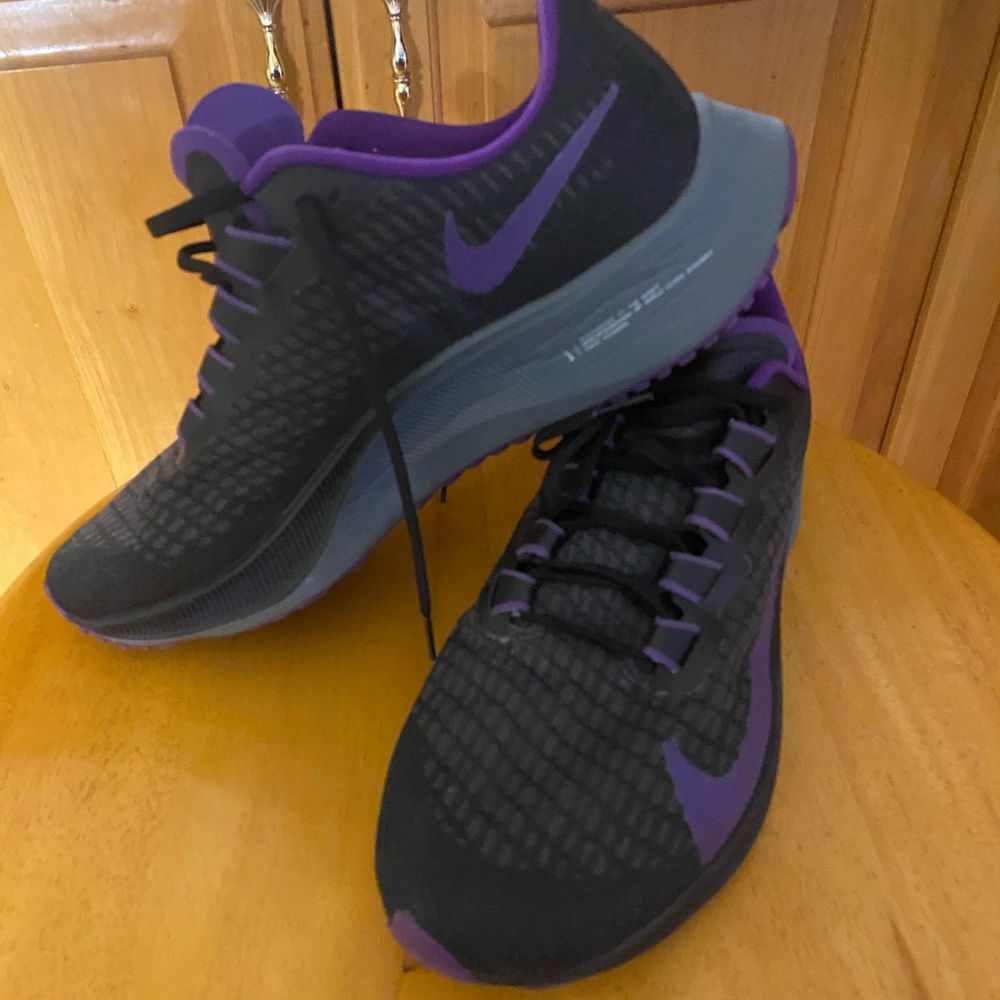 Mens size 11 WIDE Nike Air Zoom Pegasus 37 Black and Purple
